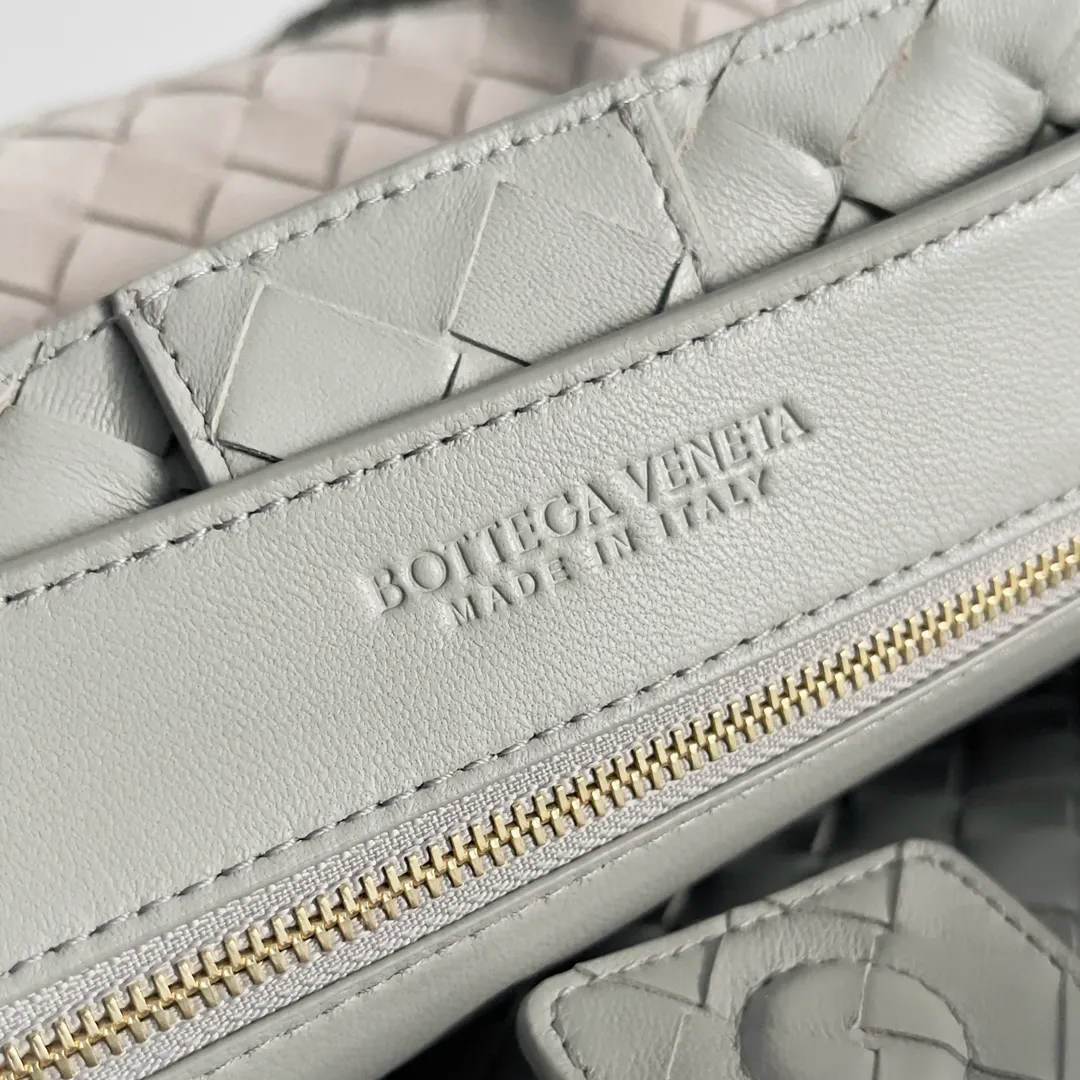 The 2023 new Andiamo batch of 2260 BV has been shipped‼ ️Really popular🔥The new Andiamo woven handbag launched by Bottega Veneta this season is really popular all over the world! ! Celebrities at home and abroad have worn it, and Oscar-winning actress Michelle Yeoh has taken it out on the street. Song Jia, Trai Yara, Yu Feihong, Sanji Ayaka, Rosie Hunting-Whiteley, Yoshioka Riho, etc. have all picked up this bag. It is classic and versatile, showing off its temperament, and the bag capacity is also large, which is very convenient for daily commuting! ! A variety of carrying methods, the shoulder straps can be adjusted by yourself, the original lambskin feels soft and delicate, and the neutral style is made to break gender boundaries and bring a more practical and long-lasting use experience. Andiamo, which has both elegant and casual styles, perfectly interprets the true appearance of "fashionable old money style". Style number: 743572 Size: 32*24*12
